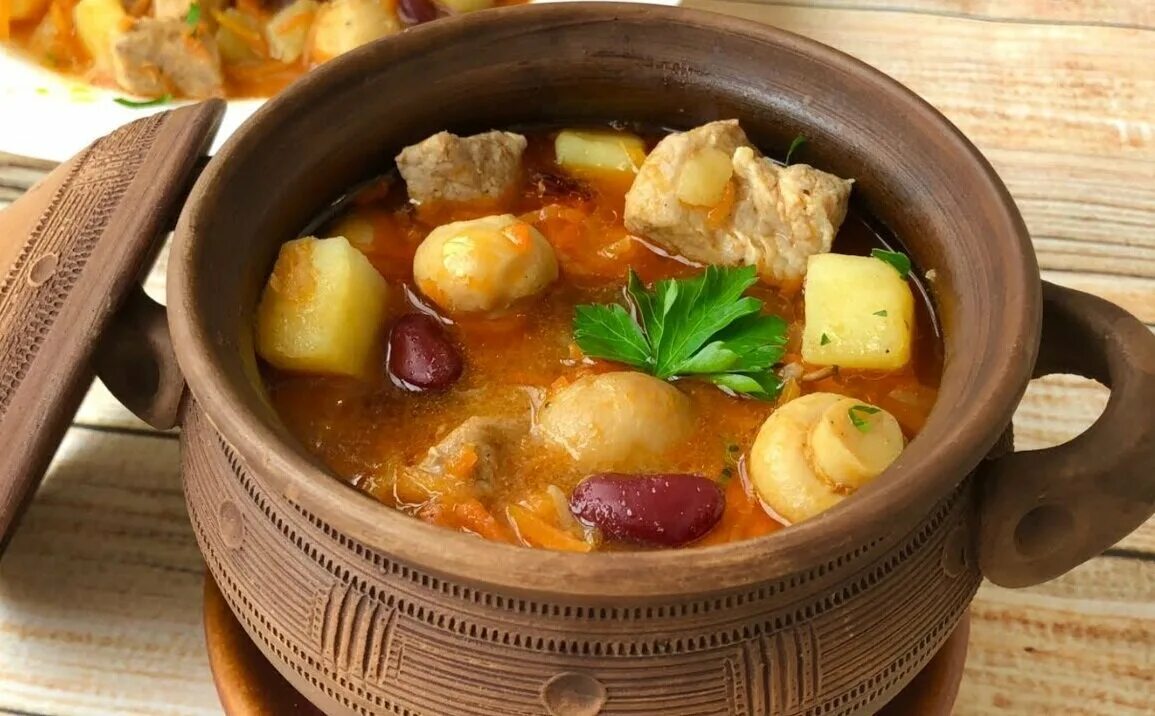 Мясо с картошкой в горшочке со сметаной. Блюда в горшочках. жаркое в глиняном горшке. мясо в горшочках. мясо в горшочках с картошкой.