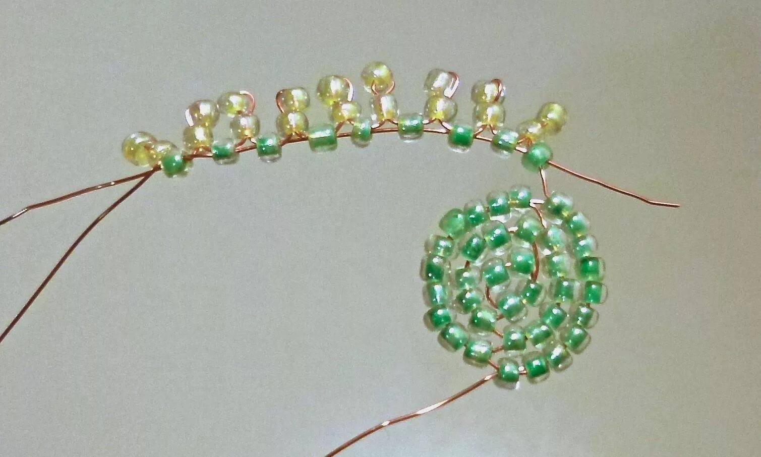 Скорпион из бисера. Цветы из бисера для начинающих пошагово схемы. Поделки из бисера своими руками. Цветы из бисера для начинающих. Проволока для плетения бисером.