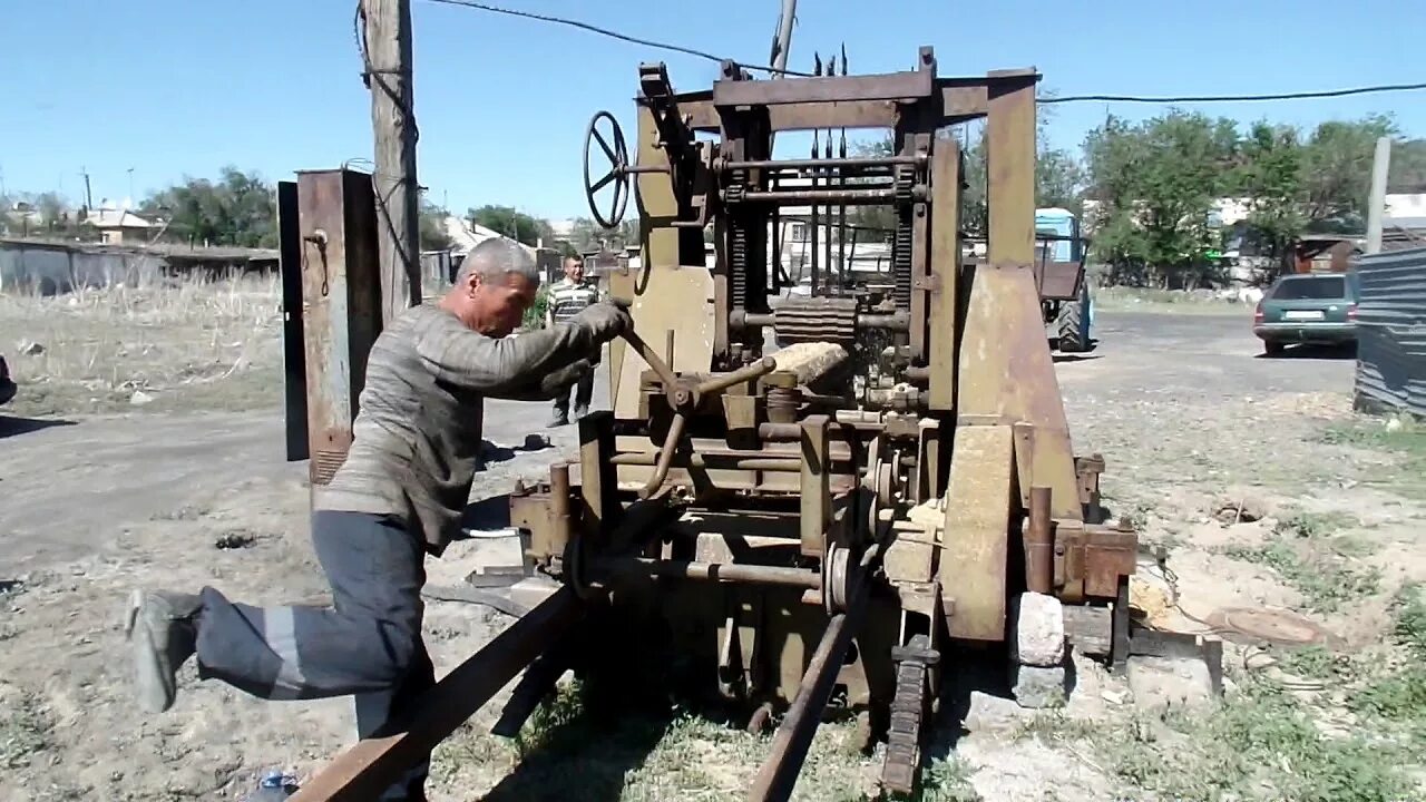 На лесопильном заводе каждую минуту пила отпиливает