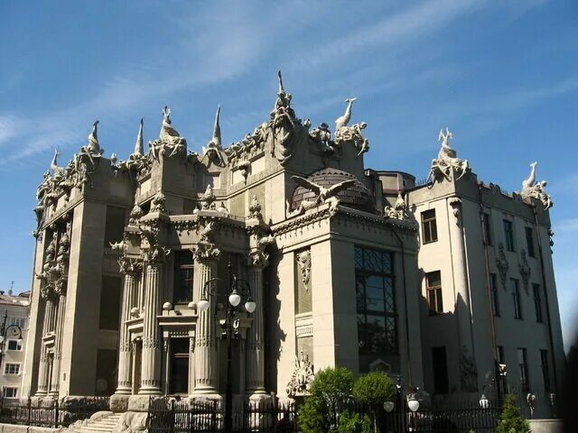 киев двор. дом с химерами и козье болото. химеры собора парижской богоматери. химера нотр-дама - это стрикс. собор парижской богоматери гаргульи после пожара.