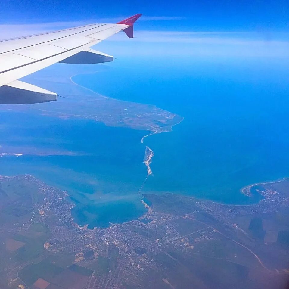На самолете на море россия. Вид с самолета на море. Крым вид с самолета. Самолет море. Вид из самолета.