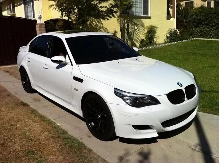 Белая е60. BMW m5 e60 White. BMW 5 e60 белая. БМВ е60 белая. БМВ м5 е60 белая.