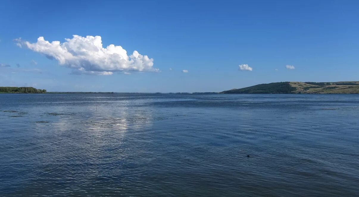 Широкая река Волга. Река Волга Саратов. Волга речка широкая. Волга вода. Волга вода россии