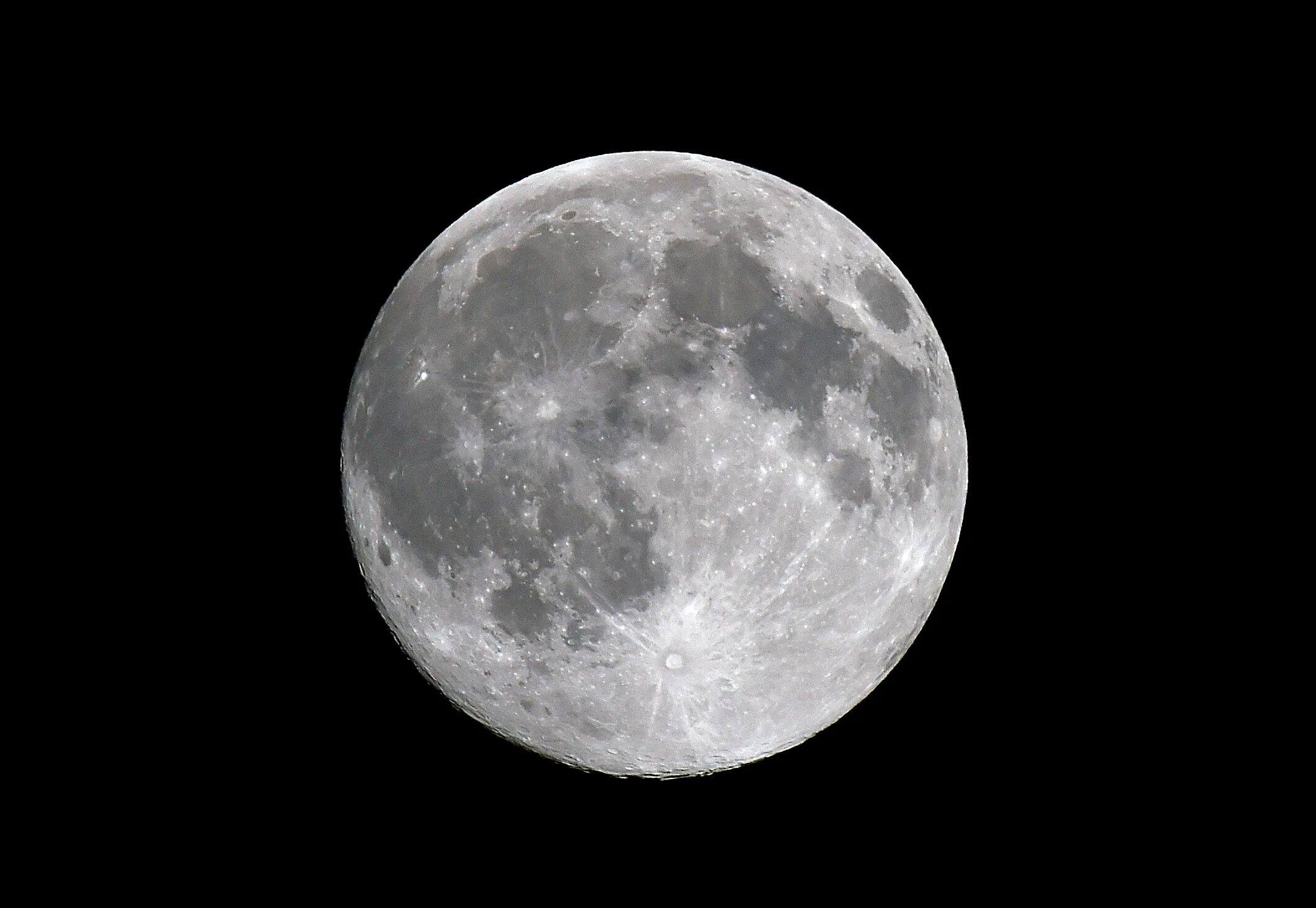 Полная луна с лицом. Луна суть слушать. Луна суть слушать. Самая большая луна. Луна суть слушать.