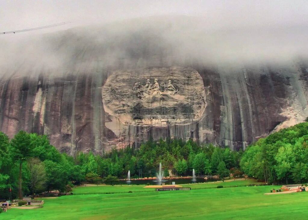 The mountain park. Джорджия штат достопримечательности. Парк стоун-маунтин. The mountain park. Озеро в парке стоун маунтин.