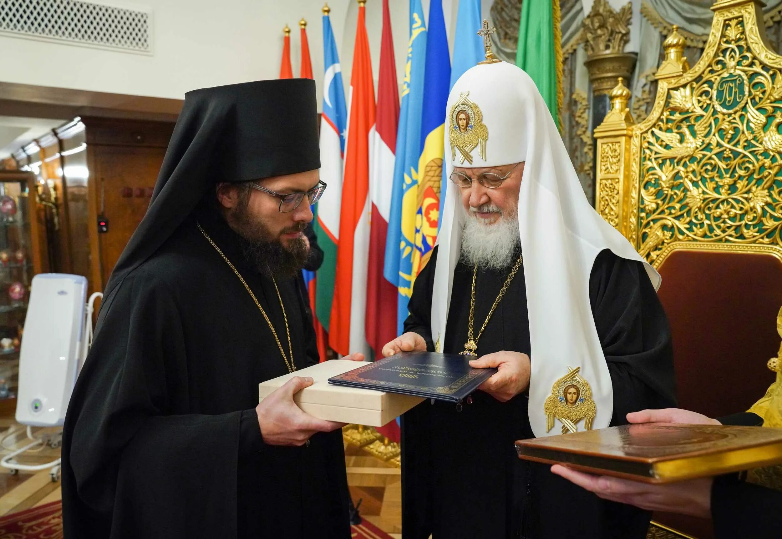 Епископ россошанский и острогожский дионисий. Епископ россошанский и острогожский дионисий. Епископ дионисий россошанский и острогожский. Серафимо-саровский монастырь воронежская область игумен тихон. Митрополит дионисий.