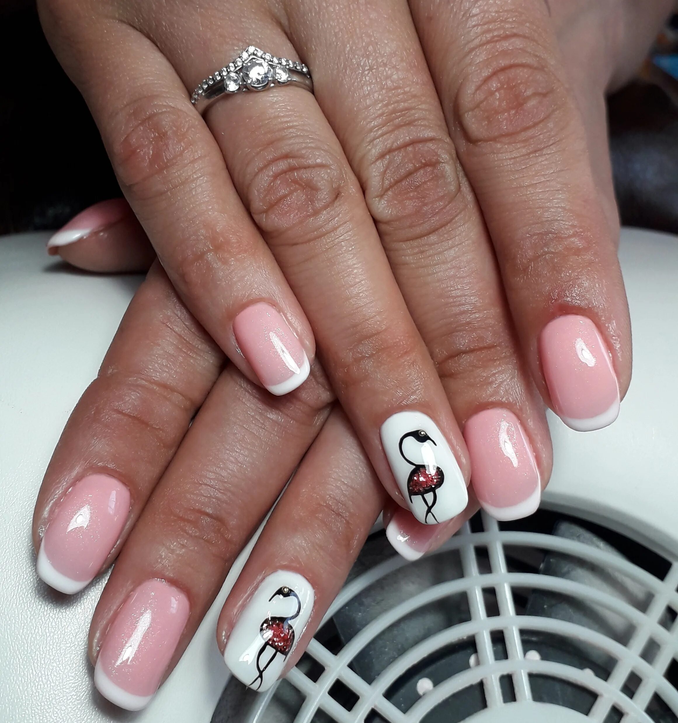 маникюр френч с узором. классный маникюр. рисунок на маленьких ногтях. маникюр на короткие ногти минимализм. маникюр на короткие ногти цветы.