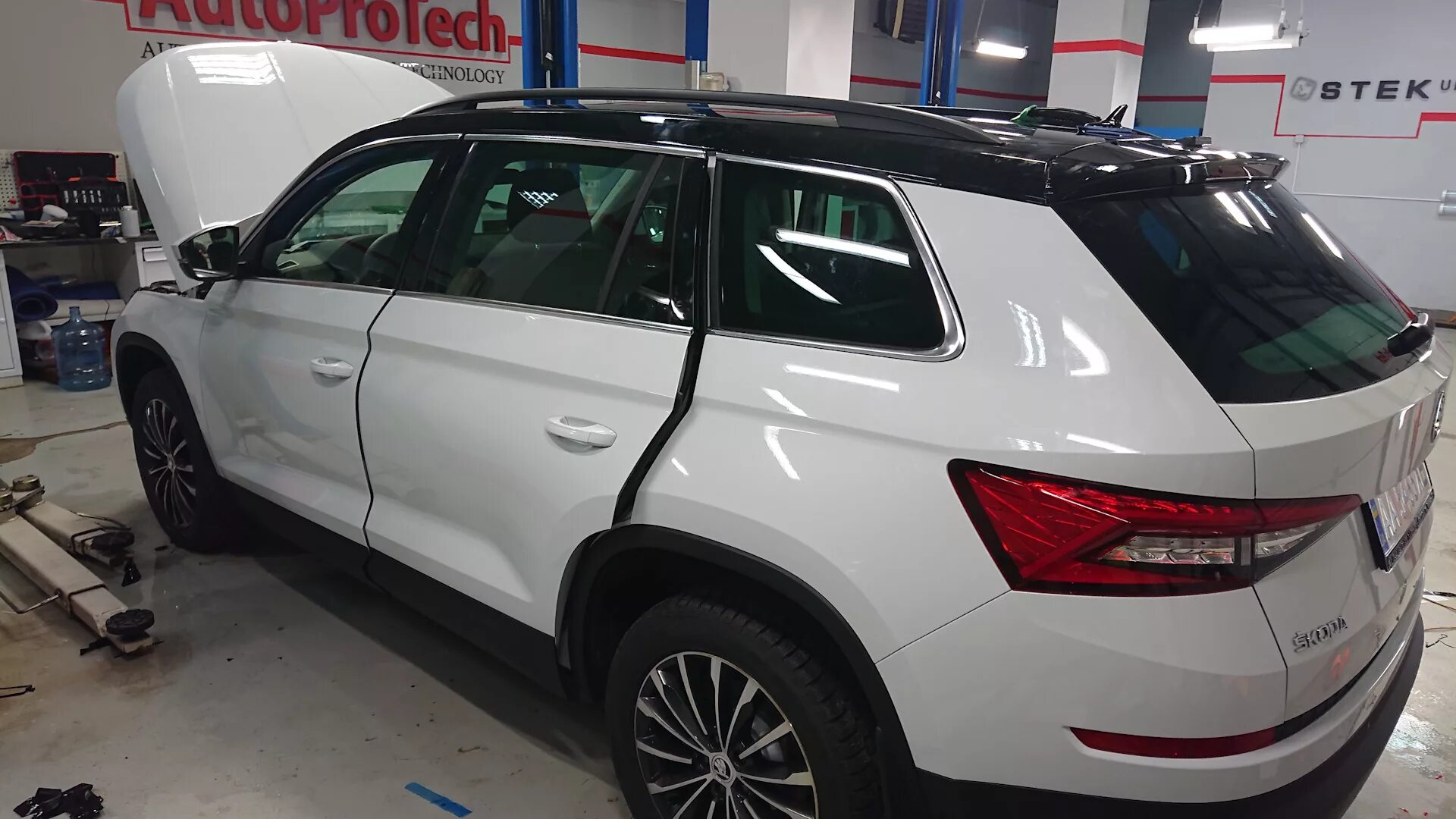 Шкода Кодиак с черной крышей. Шкода Кодиак белый с черной крышей. Skoda Kodiaq 2. Skoda Kodiaq белый. Купить кодиак с пробегом на авито