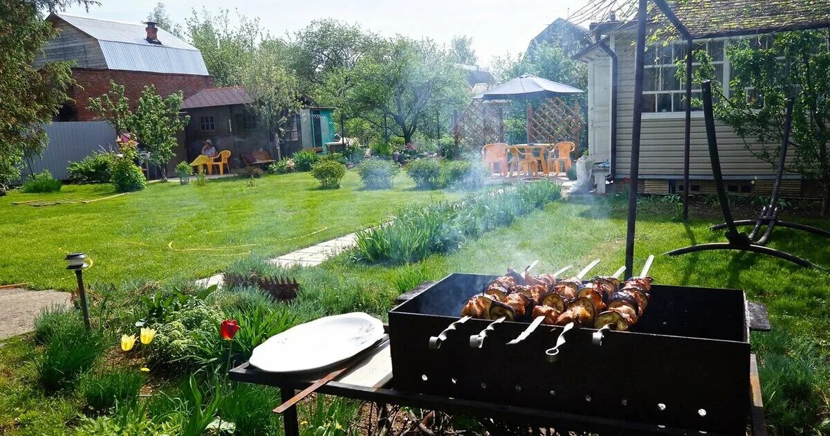 Можно жарить шашлык во дворе частного дома. Шашлыки в загородном доме. Шашлык в саду. Шашлык в огороде. Шашлык во дворе.