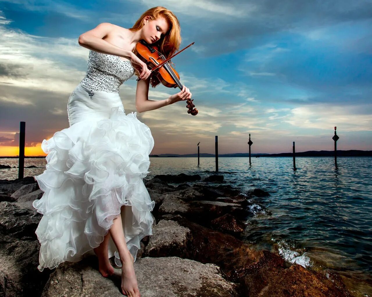 Ждет меня на берегу самая красивая песня. Девушка скрипачка. Фотосессия со скрипкой. Девушка в платье со скрипкой. Девушка скрипка море.