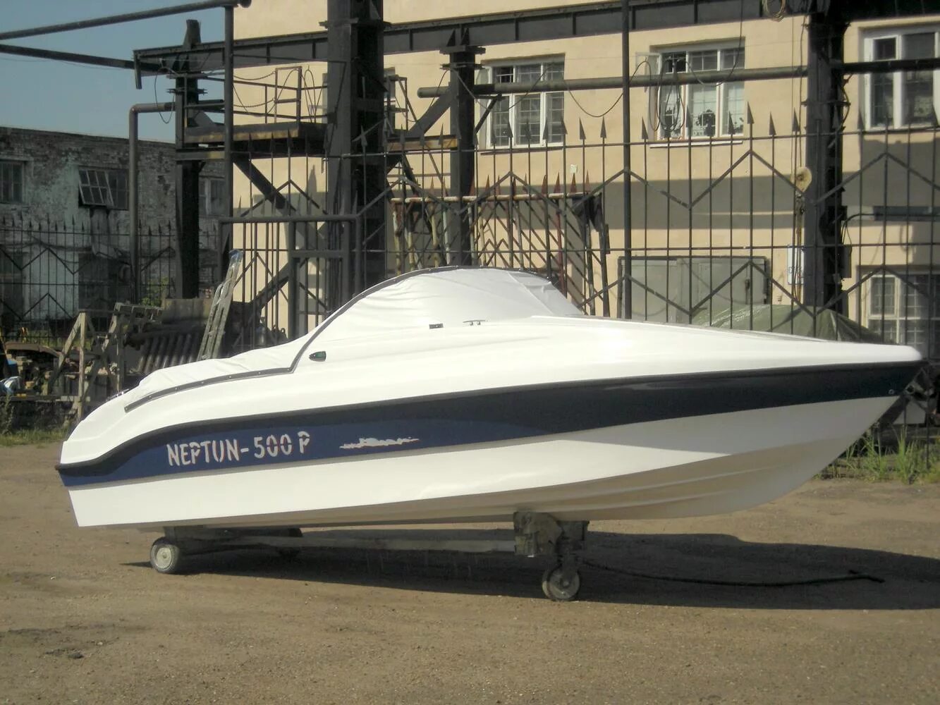 Катер нептун 500. Моторная лодка Нептун 500. Лодка Нептун 500. Стеклопластиковые лодки Нептун 500.