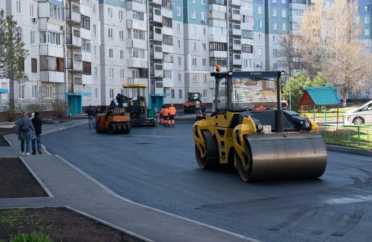 Асфальтирование в ростове. Асфальтирование и благоустройство. Благоустройство территории асфальт. Асфальтирование придомовой территории. Реконструкция придомовой территории это.