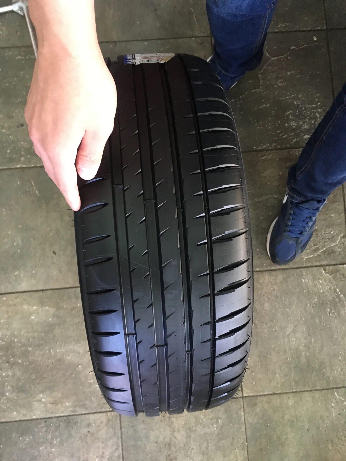 Michelin pilot sport 205 55 r16. Мишлен пилот спорт 4 205/55 r16. 225 50 17 Pilot Sport. Контик резина. Контик шины.