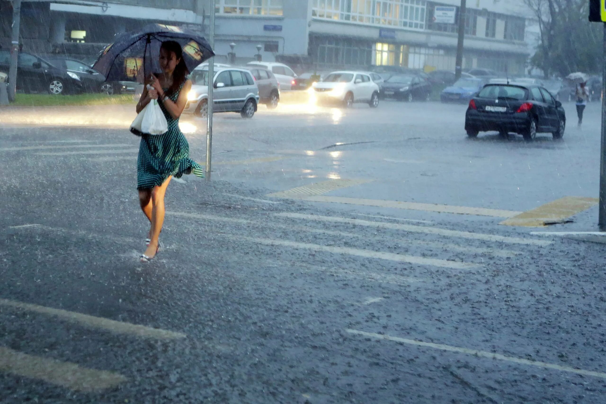 Ветер будет в субботу. Сильный дождь. Сильный ветер и дождь летом. Погода на субботу. Какая погода будет вечером.