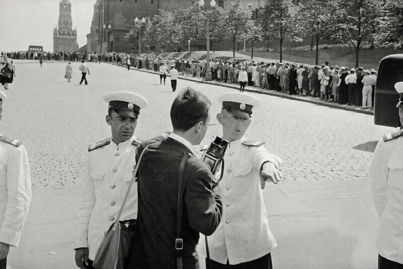 1957 год первый в истории. Леонара Джанадда "Москва 1957. Милиция СССР 1957. Советская милиция на красной площади. Милиция в 50-е годы.