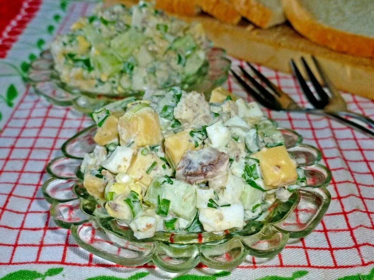 Какой сделать салат из консервы. Салат с рыбными консервами. салат с консервированной рыбой. салат с рыбной консервой и яйцом. салат с рыбой консервированной и яйцами.