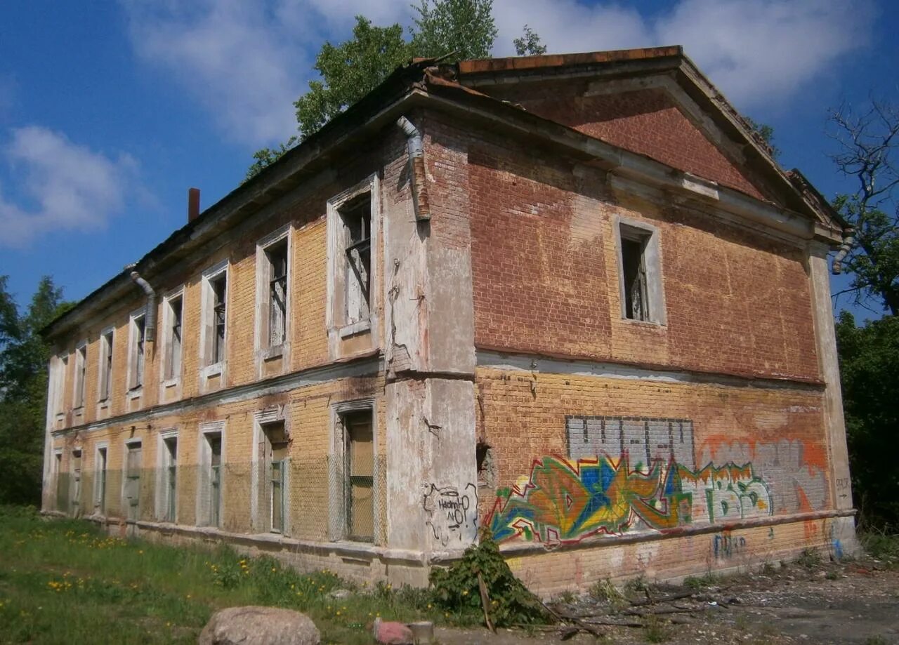 Объявления красного села. Авангардный лагерь красное село. Красное село дворец. Санкт-Петербург, красное село, ул. восстановления, 19. Заброшенные здания в Красном селе.