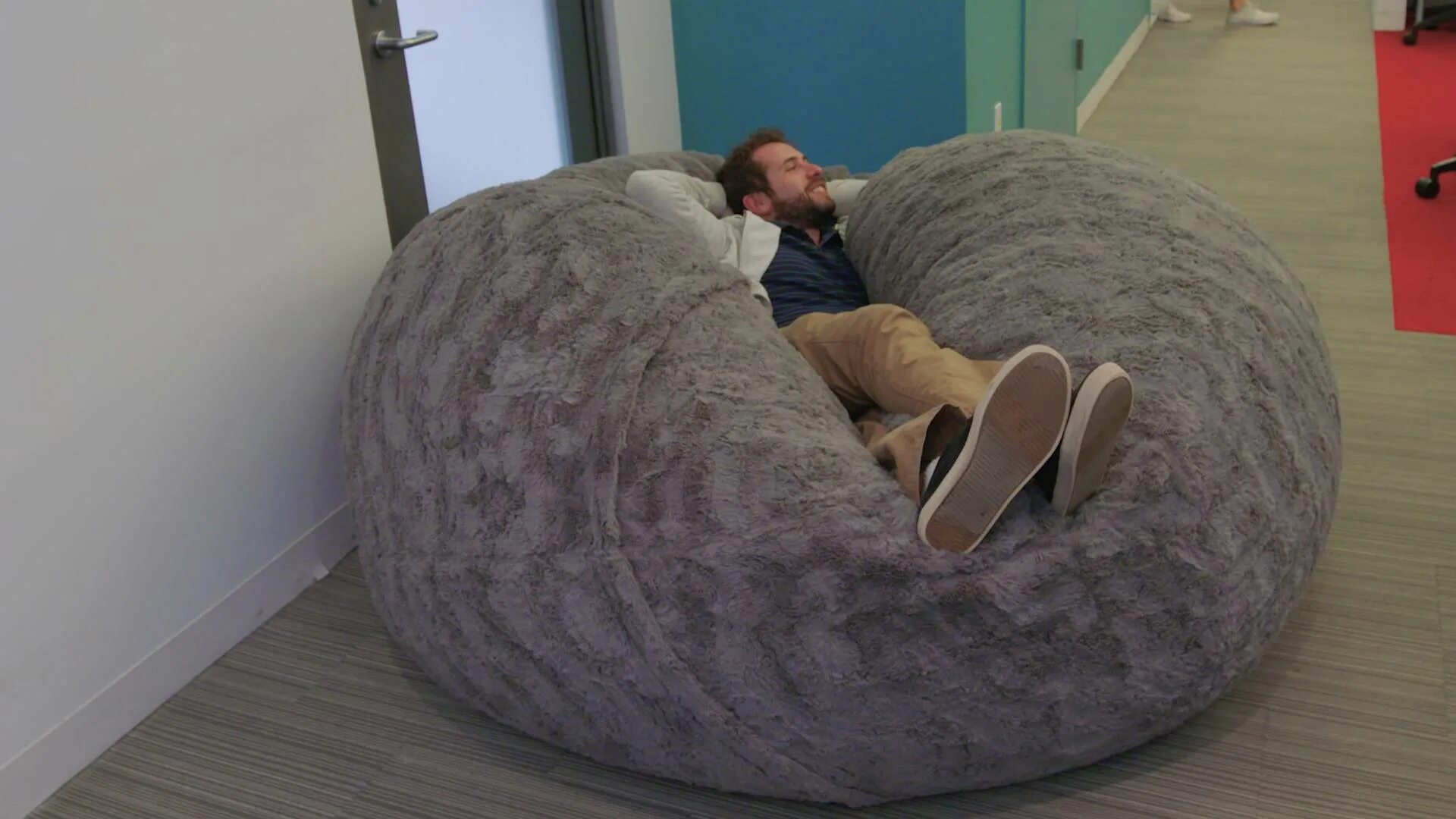 Огромный выглянуть. Bean Bag Bed кровать. Кресло подушка lovesac. Гигантская подушка кровать lovesac. Гигантское кресло-подушка lovesac.