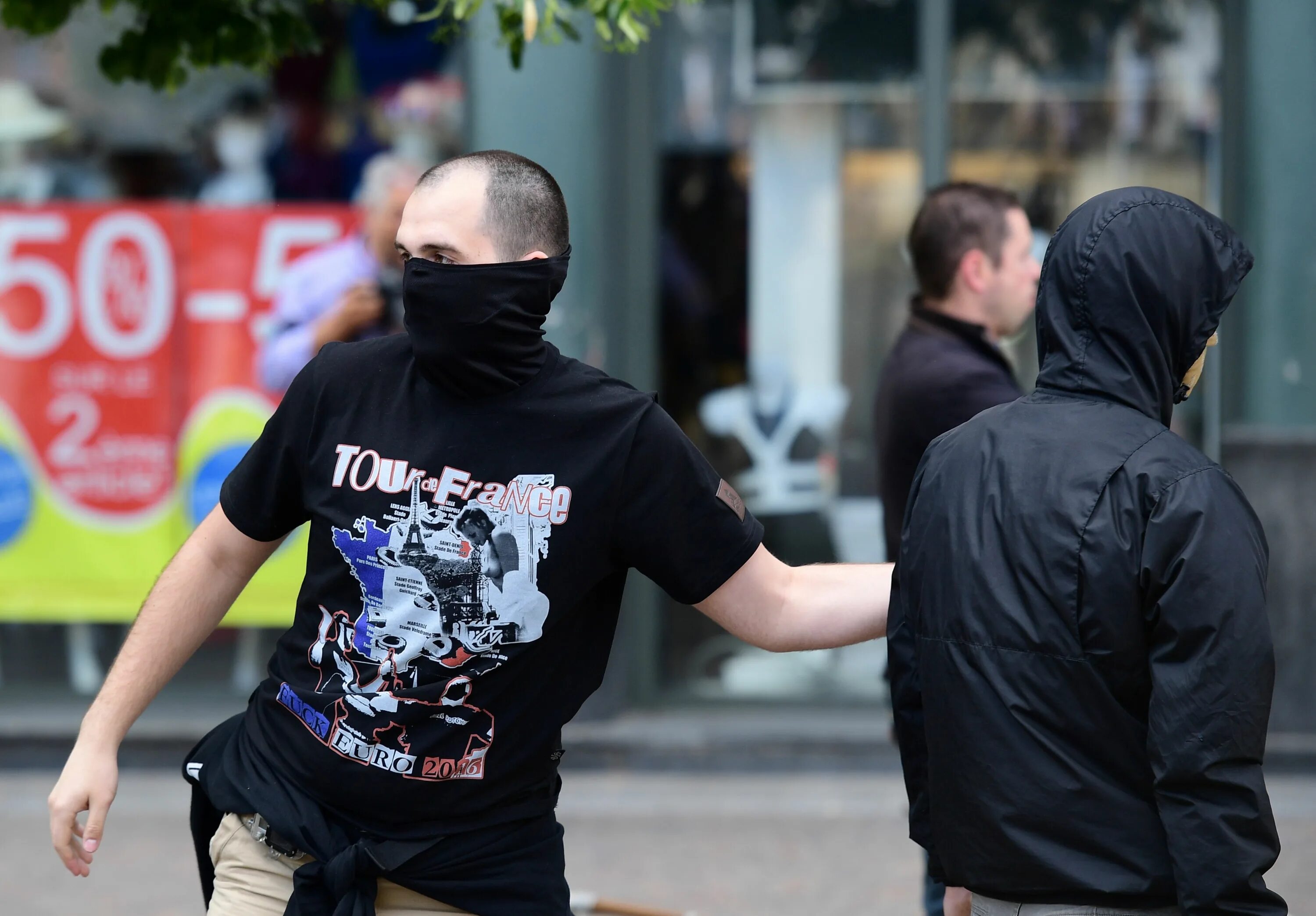 Признак хулиган. Tour de France Russian Hooligans футболка. Футболка тур де Франс рашен хулиганс. Тур де Франс русские хулиганы. Российские футбольные хулиганы.