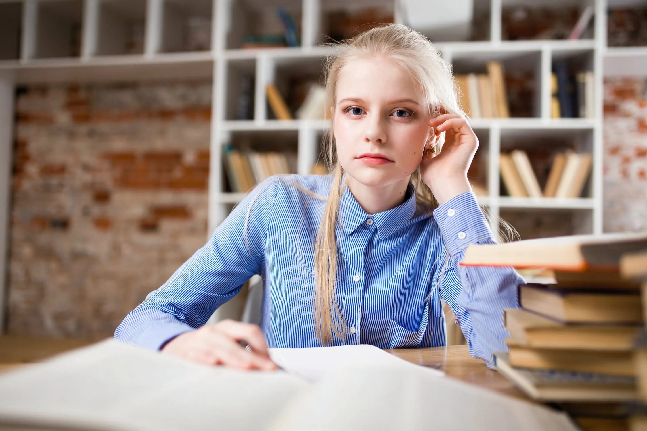 Cute student. Девушки подростки. Красивая умная девушка. Студентка.