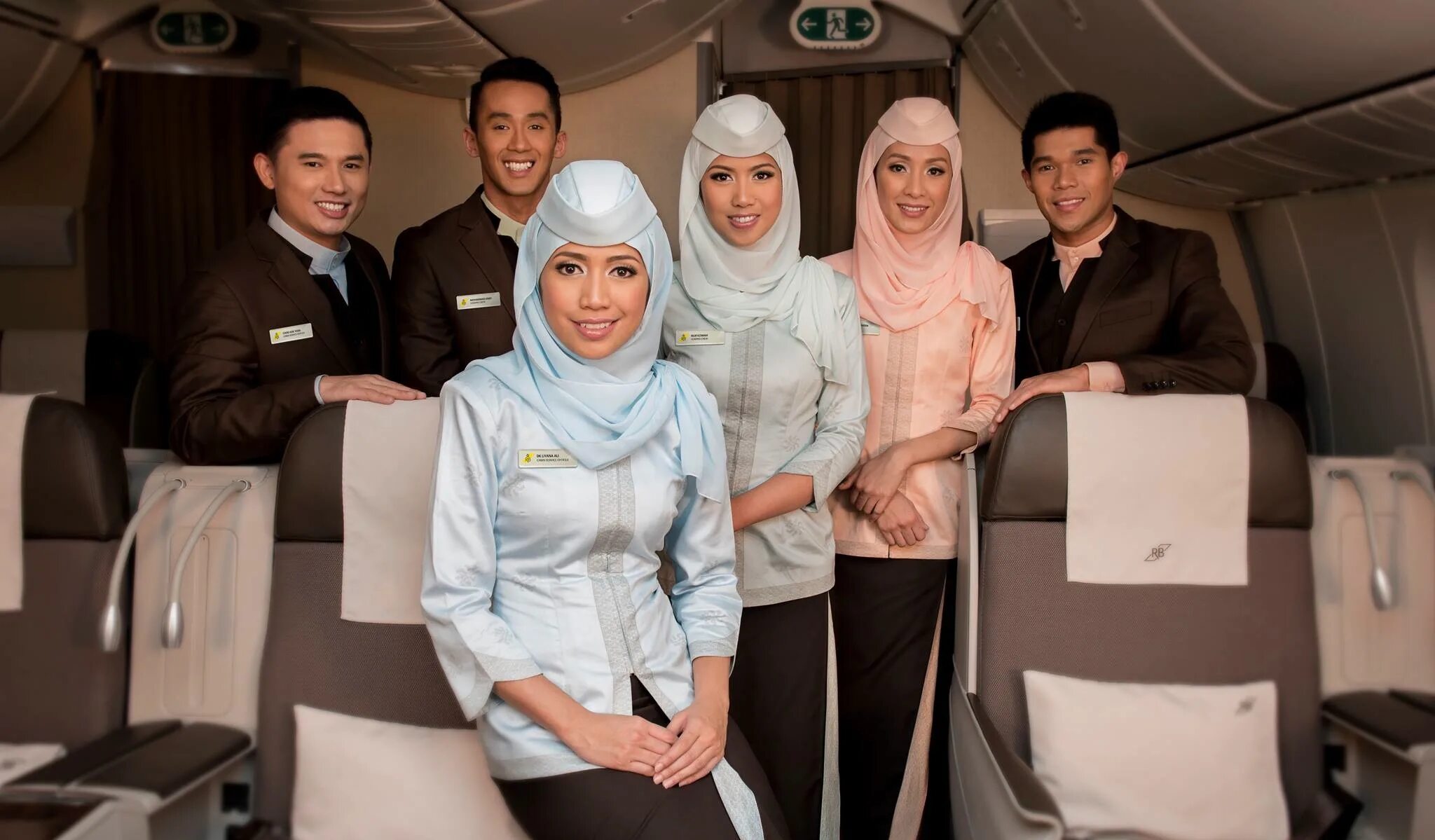 Мусульманин в самолете. Униформа Royal Brunei Airlines, Бруней. Royal Brunei Airlines стюардессы. Авиалинии Саудовской Аравии стюардессы. Royal Brunei Airlines салон.