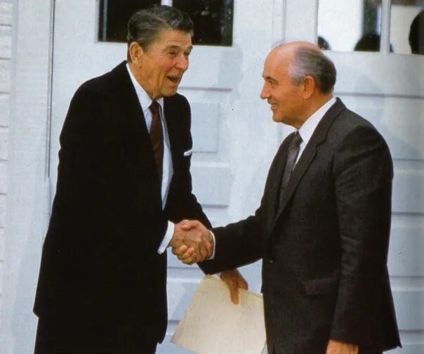 Переговоры рейгана и коля. Горбачёв Рейган Рейкьявик 1986. Встреча Горбачева и Рейгана в Рейкьявике 1986. Горбачев и Рейган 1986. Горбачёв и Рейган в Рейкьявике.