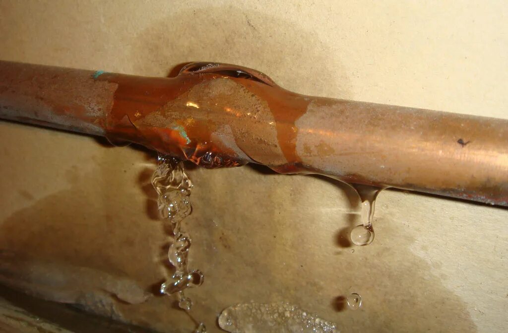 Утечка труб воды. Лопнула труба водопровода. Протечка трубы отопления. Лопнула труба в ванной.