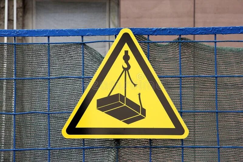 Выходит из опасной зоны на. Знаки на строительной площадке. Предупреждающие знаки на стройплощадке. Опасности на стройплощадке. Опасные зоны на стройплощадке.