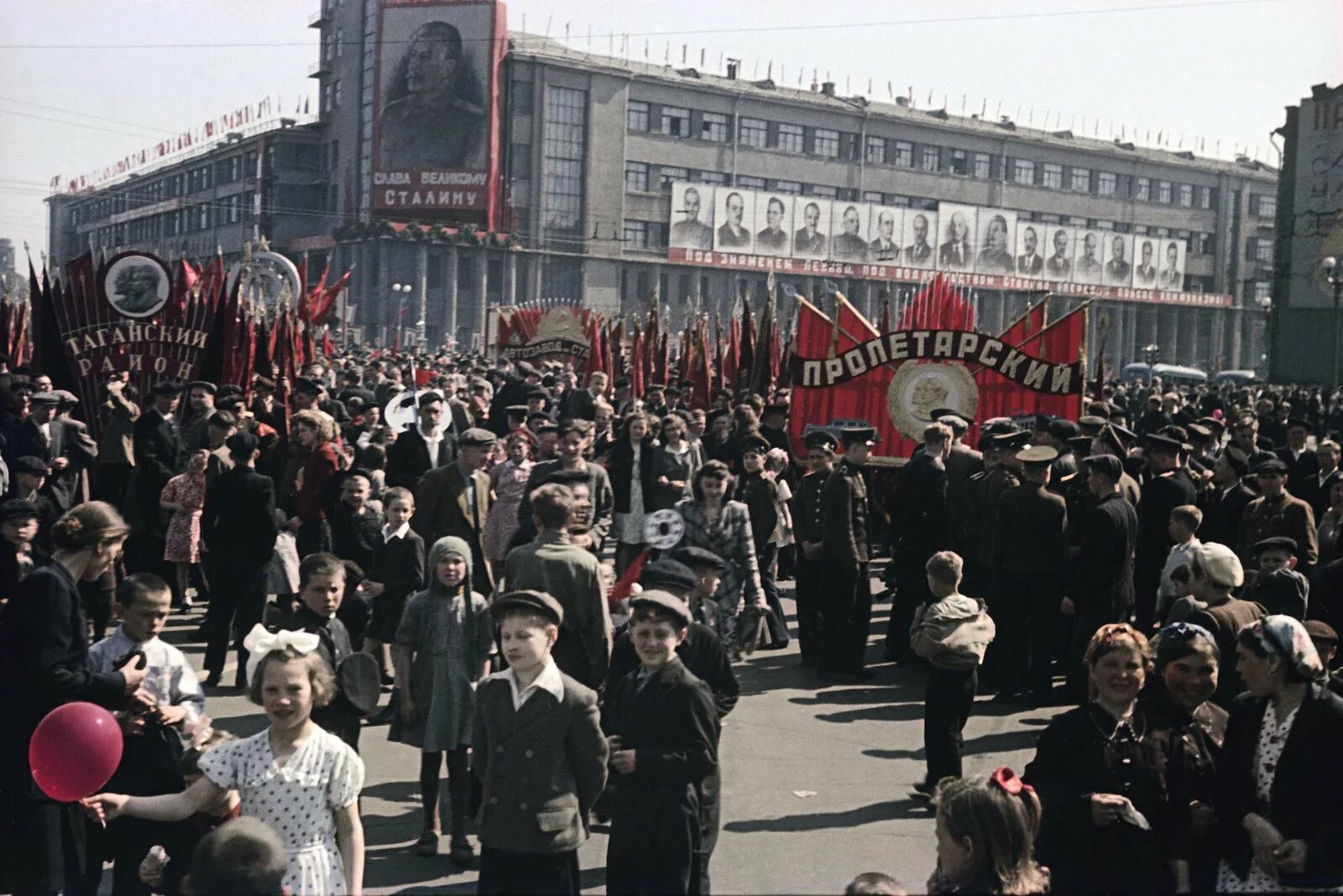5 май 1990. 1948 Год СССР. Первомай в 1950-е годы Ленинград. Парад 1 мая 1946 года в Москве. Первомайская демонстрация в СССР 1930-Е.