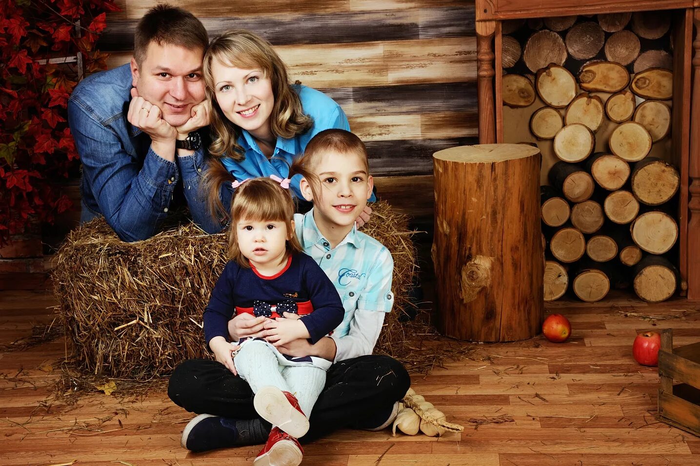 фотостудия виват рязань. семейная фотосессия в интерьерной студии. фотостудия семейное фото. фотостудия семейное фото. семейная фотосессия в студии.