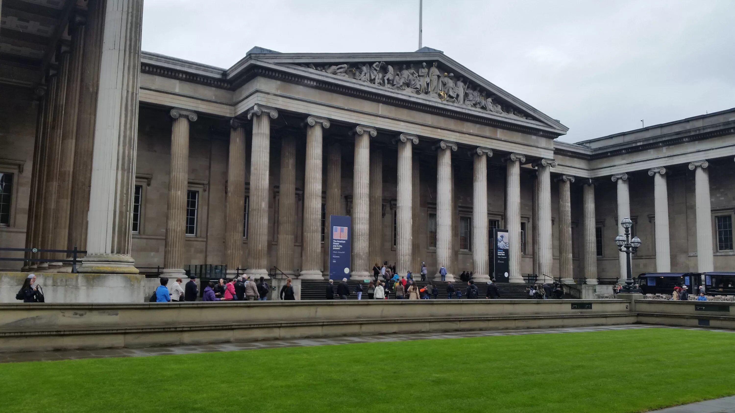 В каких странах находятся музеи. Британский музей в Лондоне фасад. Британский музей в Лондоне экспонаты. Британские университеты. Британский музей окна снаружи.