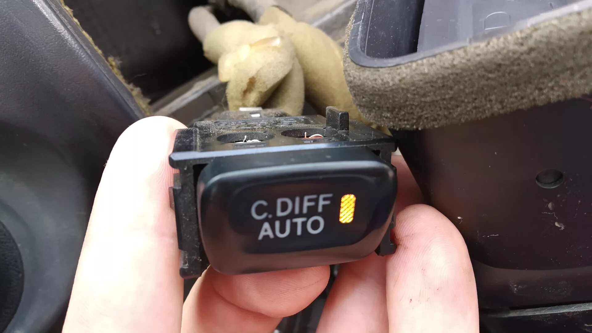 Diff auto. Королла 110 кнопка c diff. c diff кнопка. c diff auto кнопка на тойота королла как работает. c diff auto sv30.