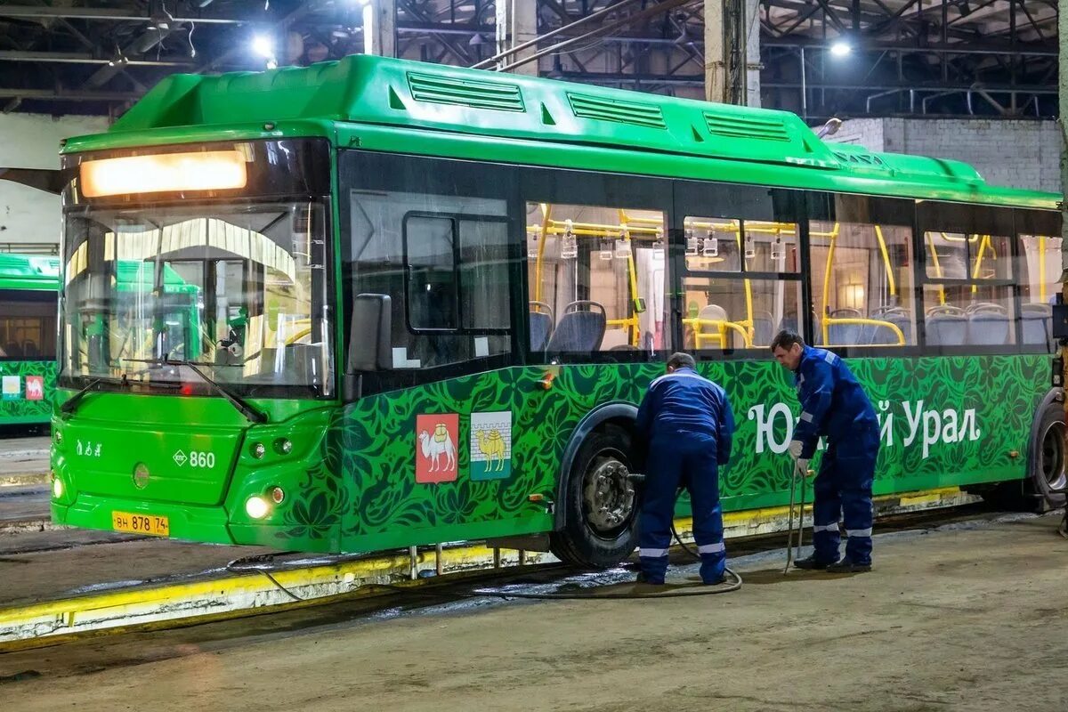 Транспорт челябинска сайт. Челябинский автобус. Челябинский Ржавый троллейбус. Новые троллейбусы в Челябинске 2022. Новогодний транспорт Челябинска.