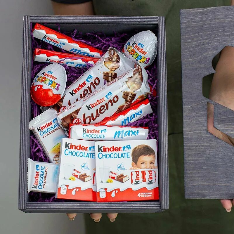 Kinder box. Подарочный бокс Киндер. Киндер бокс подарок. Боксы с подарками киндеры. Подарочный бокс с киндерами.