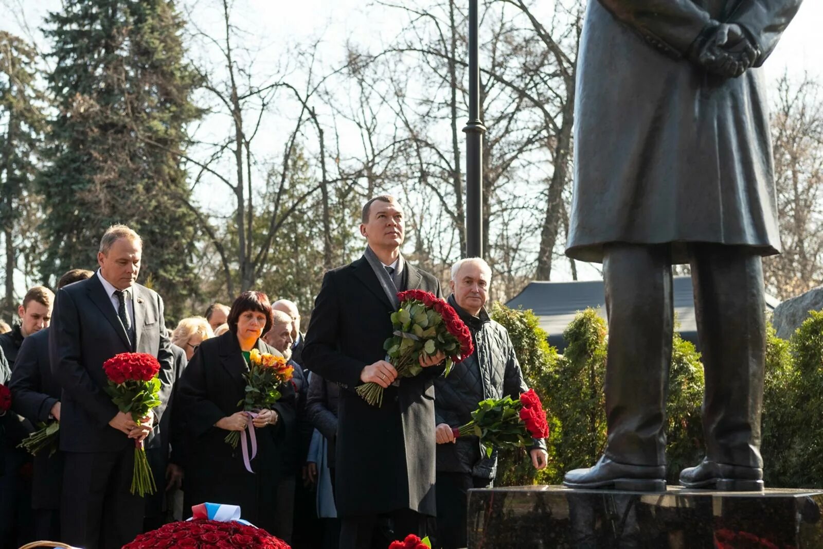 Памятник жириновскому на новодевичьем. Памятник. Новодевичье кладбище. Памятник Жириновскому. На Новодевичьем кладбище открыли памятник Жириновскому.