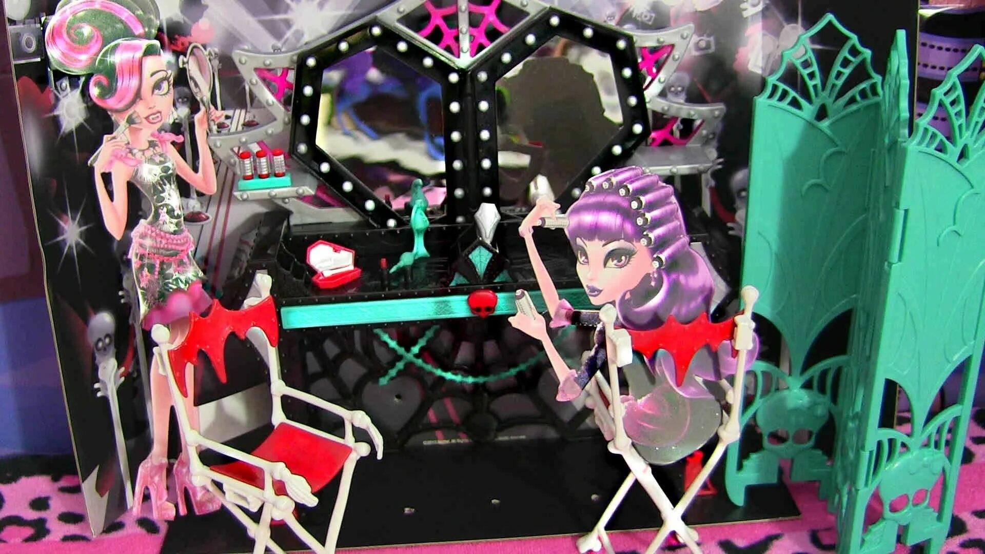 Монстр хай салон красоты мод все открыто. Monster high гримерка страх, камера, мотор. дракулаура страх камера мотор. monster high страх камера мотор. набор гримерка монстр хай.