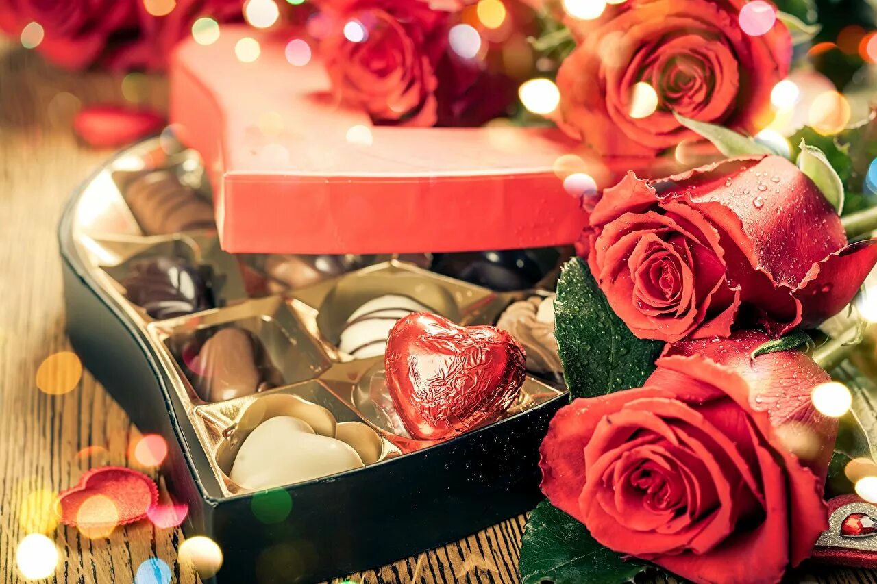 Подарки по цветам. Шикарные цветы и конфеты. Цветы с конфетами. Шикарные подарки и цветы. Шикарный букет и конфеты.