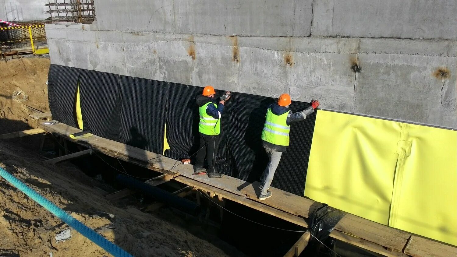 нанесение гидроизоляции. подземная гидроизоляция. герметик изобокс для межпанельных швов. герметизация сооружений. герметизация швов в домах.