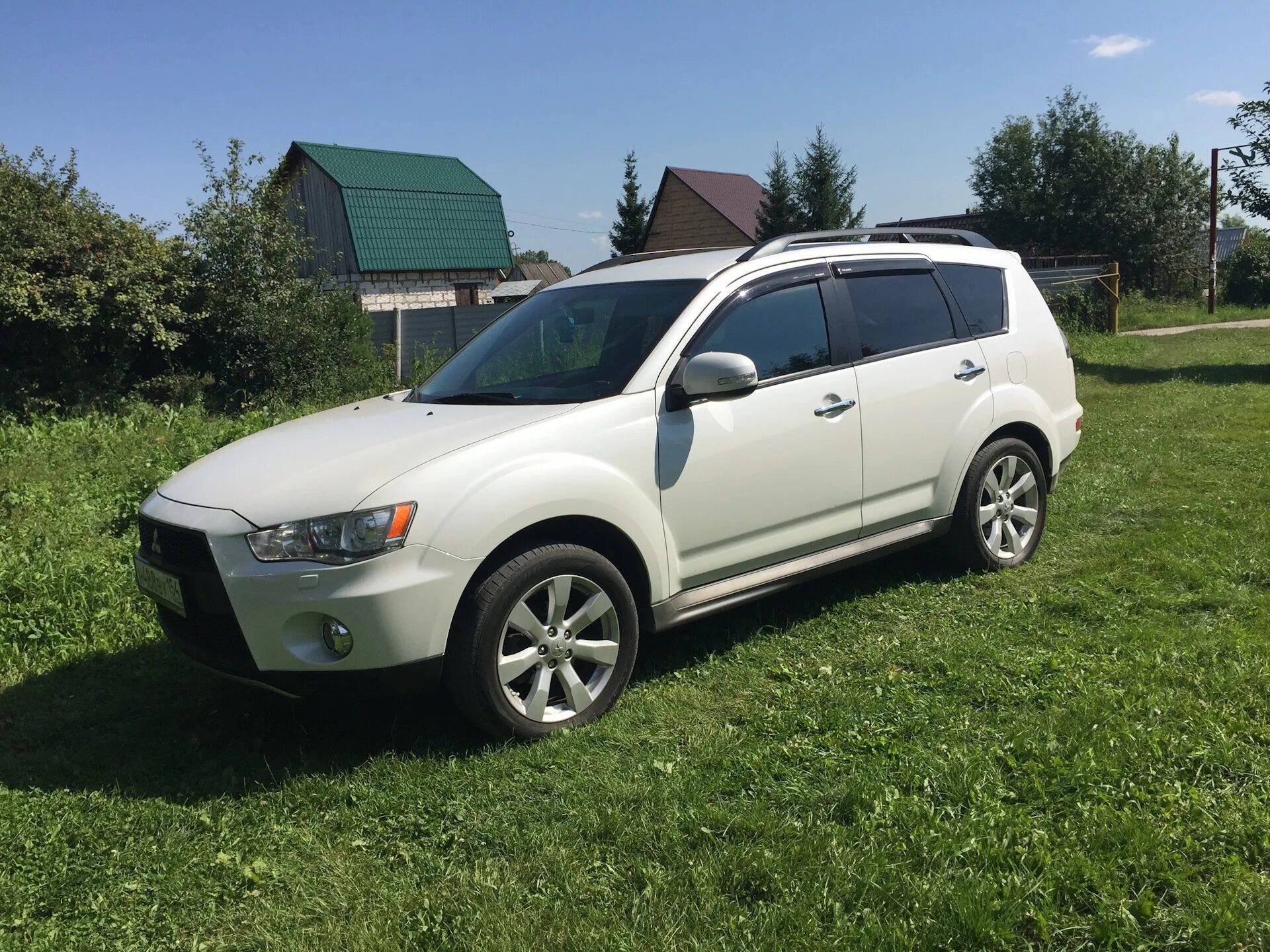 Мицубиси аутлендер хл 2.0. Mitsubishi Outlander XL 2.4. Mitsubishi Outlander XL 2011. Mitsubishi Outlander 2 XL. Митсубиси Аутлендер XL 2.4 2011.