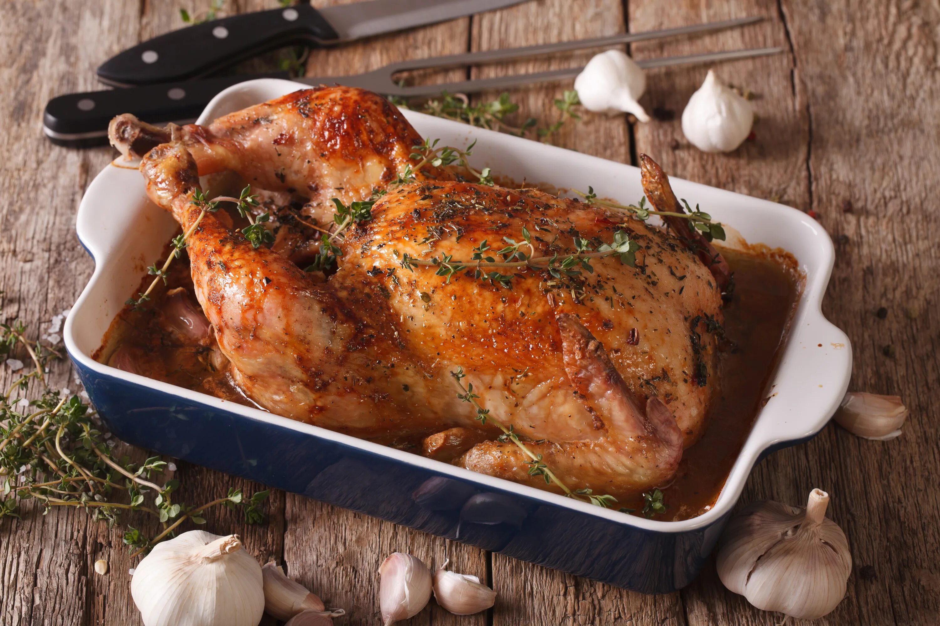 вкусная курица с чесноком и травами. запеченное мясо. запеченное с специями. цыплёнок корнишон гриль. блюдо из цельного куска мяса.