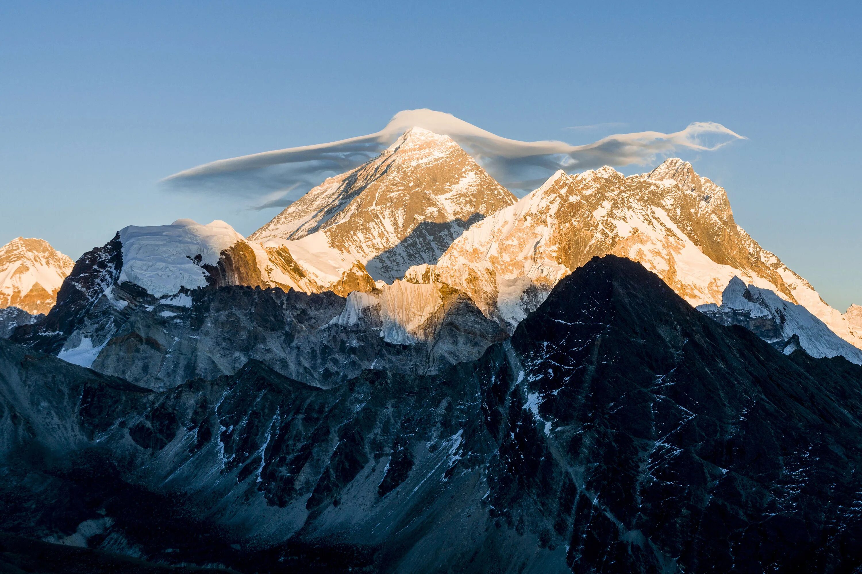 The biggest mountain in the world. Гора Эверест(Джомолунгма). Гималаи Эверест. Джомолунгма (Гималаи) - 8848. Самая высокая гора в мире Джомолунгма высота.