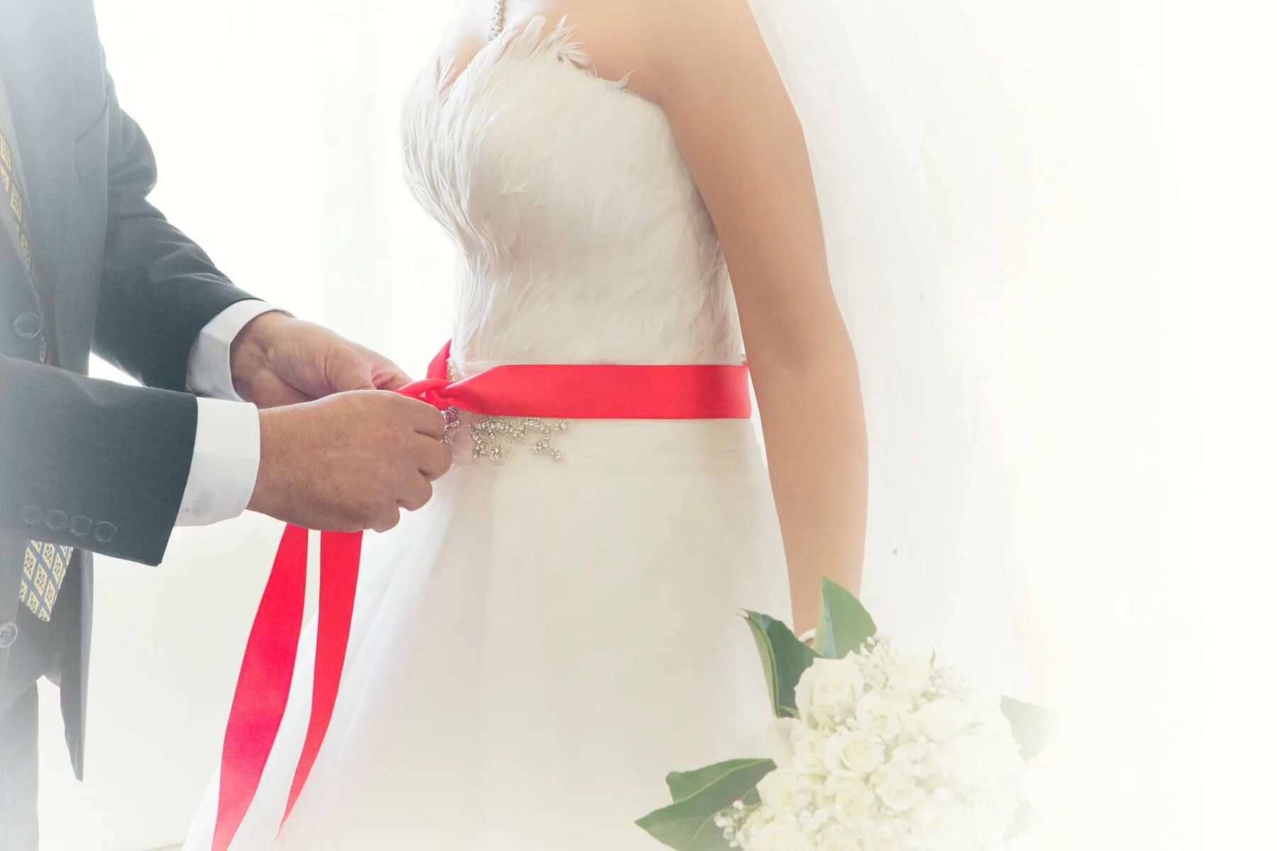 Картинка невеста. Девушка на свадьбе подруга невесты. Свадьба джейн и рафаэля. Невеста плачет. Венчальные свечи в церкви.