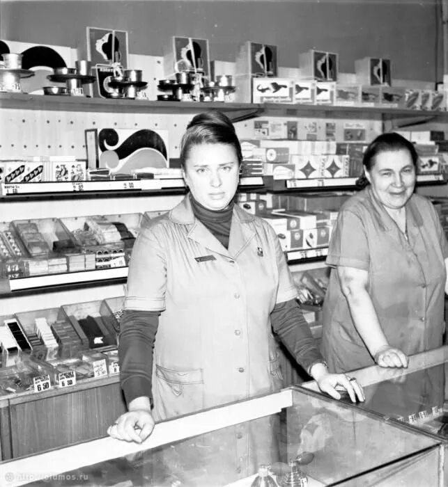 Как назывались магазины в 90. Советские товары. советские магазины фото.