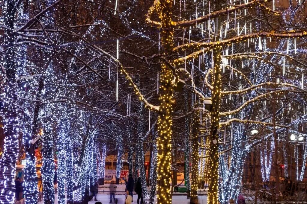 Погода украсили. Новогодняя Москва. Новогоднее украшение парка. Зима в Москве. Новогодняя подсветка.