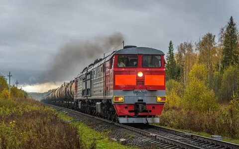 Тепловоз везет состав