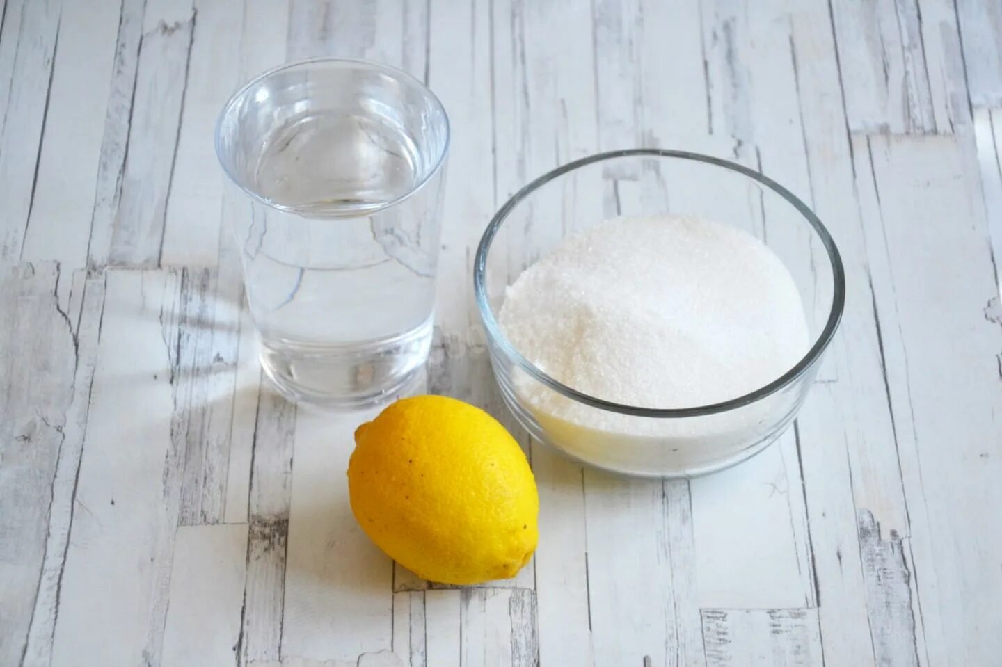 Lemon sugar. Вода с лимоном и сахаром. Лимонный сахар. Лимонная кислота с сахаром и водой. Лимон с сахаром.