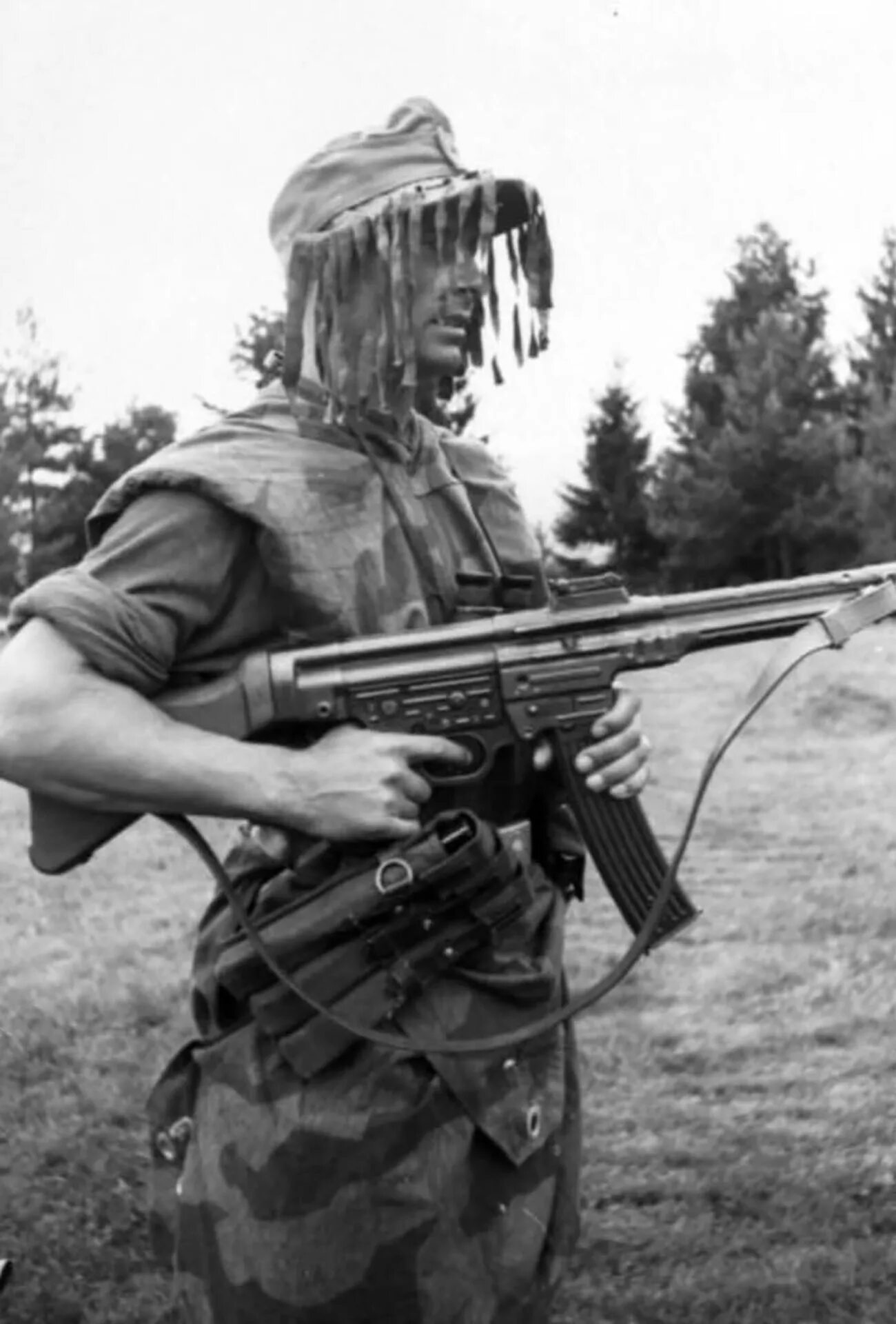 Автомат вермахта STG 44. Немецкая штурмовая винтовка STG 44 Sturmgewehr-44. Немецкий солдат с СТГ 44. Немецкий автомат второй мировой войны STG 44. Фашистское оружие