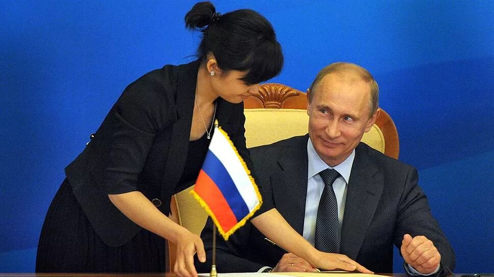 Стюардессы с путиным 2022. Женщина с видео с путиным. Женщина рядом с путиным везде. Женщина с видео с путиным. Женщина с видео с путиным.