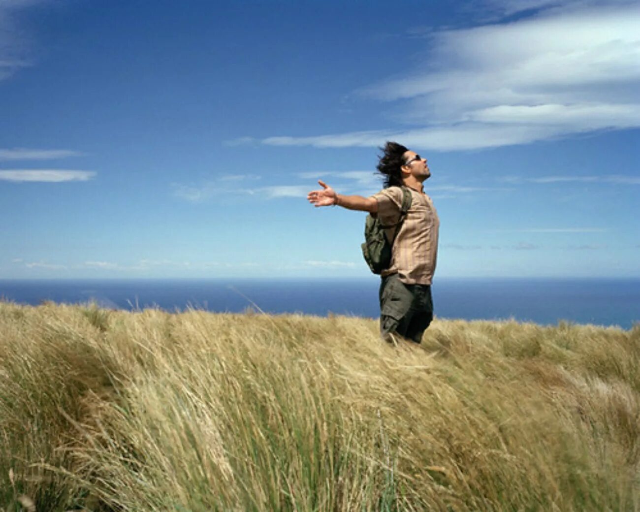 Кипела свобода. Человек ветер. Мужчина на ветру. Человек и природа. Ветер картинка.