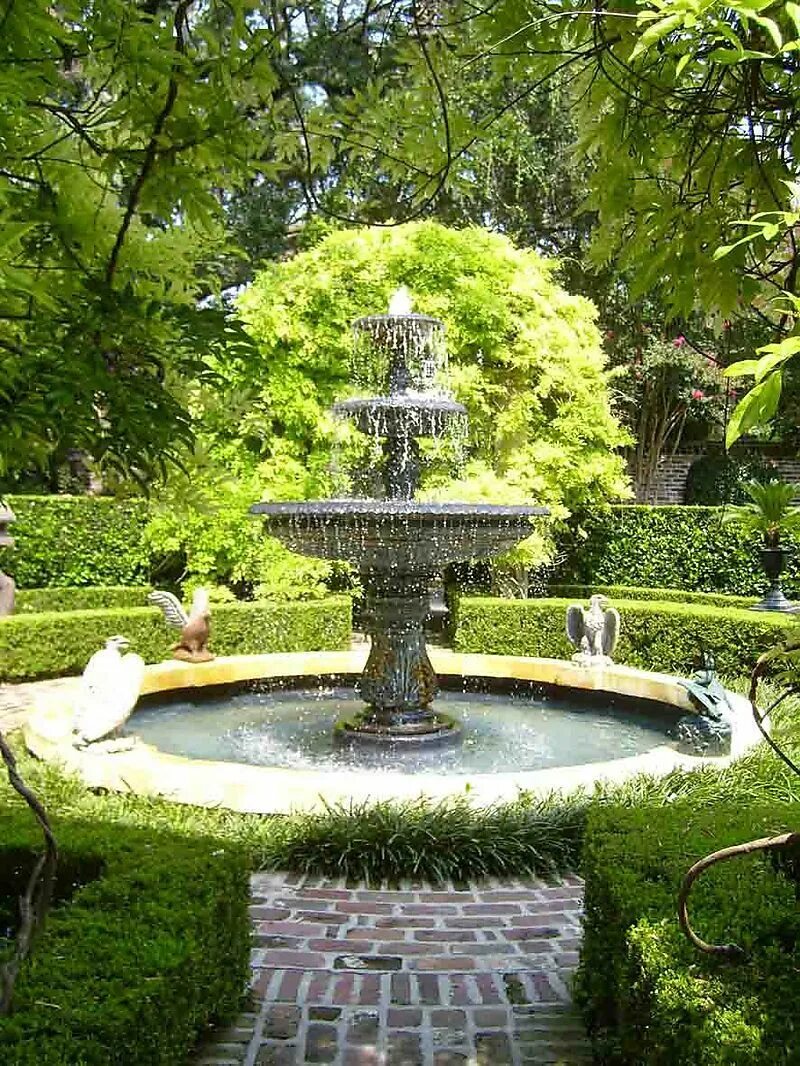 Фонтан в саду. Fountain house. Фонтан в ландшафте. Fountain house. Дом в саду.